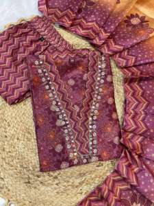 Conjunto de Kurti Floral Color Vino con Pantalón Interior Ligero para Mayor Comodidad - Product Image 2