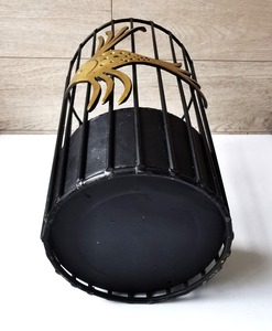 Porte-parapluie décoratif en fil métallique avec motif de poisson doré, idéal pour la maison, le bureau, le hall d'entrée et la décoration haut de gamme, provenant d'Inde - Product Image 3