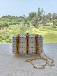 Pochette brodée florale perlée avec chaîne, sac de soirée bohème pour femme, fermeture à bouton-pression, doublure en coton, taille moyenne - Product Image 1
