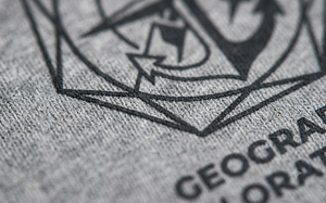 Camiseta de Manga Corta Gris para Hombre de Geographic Exploration Co. con Estampado Geométrico de Ancla, Cuello Redondo, Corte Regular, 100% Algodón - Product Image 4