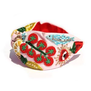 Serre-tête de luxe orné de fleurs et de perles avec un motif de broderie à la main complexe - Product Image 1