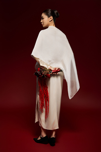 เดรสผ้าไหมวอยล์แขนยาวปกติ คอปกเรียบง่าย ทรงหลวมสบาย ระบายอากาศได้ดี มีกระดุมและผ่าข้าง เหมาะสำหรับฤดูร้อน บริการ OEM  ความยาวปานกลาง - Product Image 2