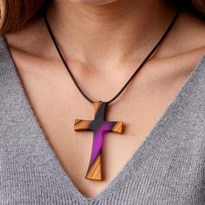 Collier pendentif pendule en bois et résine spirituel, fait main par un artisan - Product Image 4