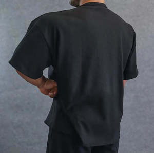เสื้อยืดคอกลมแขนสั้นสีดำสำหรับผู้ชาย ทรงปกติ สีพื้น ผ้าถัก สไตล์ลำลอง - Product Image 2
