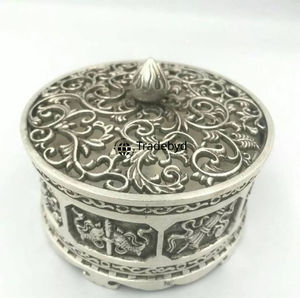 Caja de Almacenamiento de Metal Artesanal, Elegante Caja Decorativa de Sobremesa por Tradebyd - Product Image 2