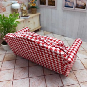 Canapé miniature pour maison de poupée, échelle 1:12, tissu à carreaux rouges, meubles miniatures en bois, canapé avec coussins pour la décoration de la maison, à partir de 14 ans - Product Image 3