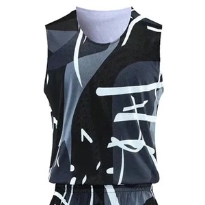 Ensemble d'uniformes de basketball personnalisés en couleur, 100 % polyester, imprimé par sublimation, respirant, séchage rapide, manches courtes, bretelles doubles en T - Product Image 6