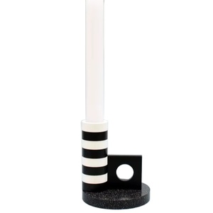 Ensemble de bougeoirs sculpturaux noir et blanc, design minimaliste contemporain, accessoire de décoration intérieure moderne - Product Image 1