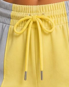 Shorts de sport pour femmes, jaunes et gris clair, à séchage rapide, respirants, taille élastique, pour la gym, le fitness, les loisirs et les activités sportives. - Product Image 4
