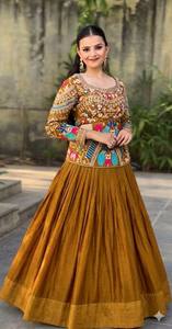 Traje LAHENGA CHOLI de CHINON con bordado de hilo de lentejuelas, diseños VISHNU K, traje tradicional de fiesta hasta el suelo - Product Image 2