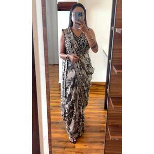 FANCY GEORGETTE BORDADO CODIFICACIÓN IMPRESIÓN DIGITAL TRABAJO LISTO PARA USAR SAREE CON BLUSA COSTADA BLANCO - Product Image 1