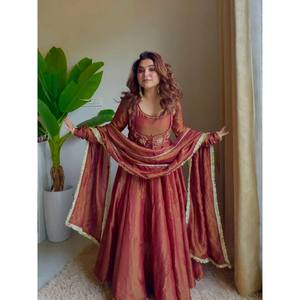 Conjunto de traje Anarkali maxi de diseñador para mujer en estilo elegante - Product Image 1