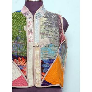 Veste-gilet Kantha artisanale tendance au style moderne, unique et réversible, avec col en V, de la boutique. - Product Image 2