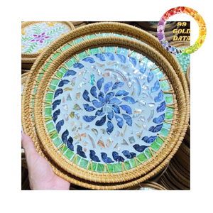 Bandeja Ovalada de Ratán con Incrustaciones de Conchas Coloridas |   Pieza Decorativa Hecha a Mano para Mesa de Desayuno, Comedor y Decoración del Hogar - Product Image 1