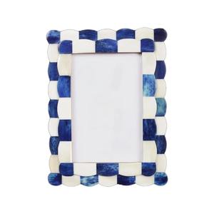 Cadre photo en os blanc d'inspiration classique, décoratif pour table ou mur, avec bordure irrégulière ondulée et festonnée en forme de coquille - Product Image 1