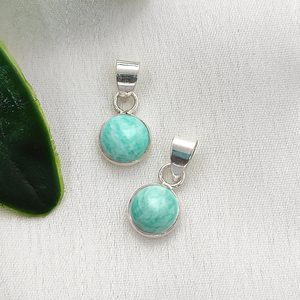 Breloques en amazonite ronde de 7 mm, faites à la main, avec serti cabochon et anneau de suspension, en argent plaqué 925, pour bijoux - Product Image 1