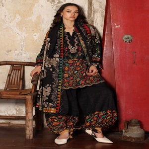 Les dernières tenues pakistanaises pour femmes, robes pakistanaises brodées, vêtements décontractés pour femmes. - Product Image 1
