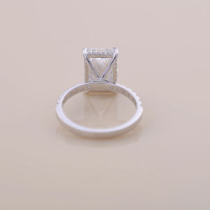 Anillo de Compromiso de Lujo Avina Jewels con Diamante Cultivado en Laboratorio de Corte Radiante de 3.03CT, Oro Blanco, Rosa y Amarillo de 9K con Baño de Rodio y Halo Oculto - Product Image 5