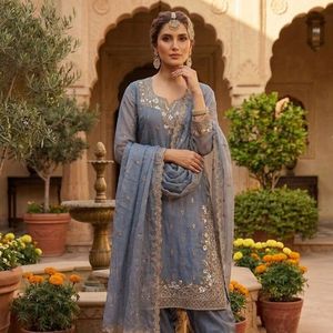 Conjunto de traje Farshi Palazzo de seda de diseñador con bordados elaborados y lentejuelas, es un atuendo étnico de primera calidad diseñado para usar en recepciones. - Product Image 5