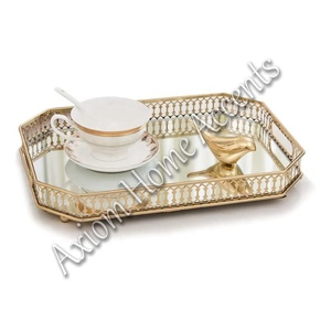 Axiom Home Accents Bandeja de latón hecha a mano Acabado suave Bandeja de ajuste de mesa de Navidad para servir Artesanía decorativa de metal - Product Image 1