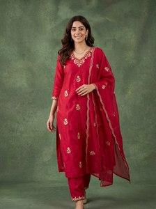 Conjunto de 3 Piezas de Kurta, Pantalón y Dupatta de Chifón Tejido Premium para Mujer |   Ropa Étnica India Lista para Usar, Completamente Cosida, con Patrón Sólido - Product Image 4