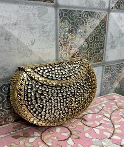 Mini pochette élégante avec décorations Kundan et embellissements raffinés, idéale pour les mariages, sac à main en métal par F S International. - Product Image 5