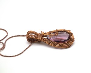 Collier en fil de cuivre entouré de zircon naturel |   Pendentif en pierre précieuse zircon faite à la main - Product Image 2