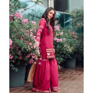 Ensemble de costume en crêpe satiné bordeaux taille XS pour femmes - Product Image 1