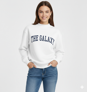 เสื้อสเวตเชิ้ตคอกลมสีขาวสำหรับผู้หญิง พิมพ์ลายตัวอักษร Galaxy สไตล์ร่วมสมัย ใส่สบาย ทรงหลวม คอเต่า - Product Image 1