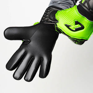 Gants de football professionnels respirants en gros pour l'entraînement – Meilleurs gants de gardien de but personnalisés en polyester/latex à doigts complets pour l'extérieur - Product Image 5