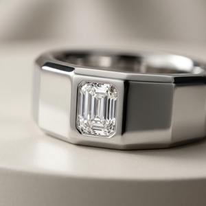 Anillo de Diamantes de Oro Blanco de 14K Hecho a Mano de Lujo, Corte Esmeralda, Solitario, Geométrico, con Banda de Sello, Diamante Cultivado en Laboratorio RaaMaa - Product Image 1