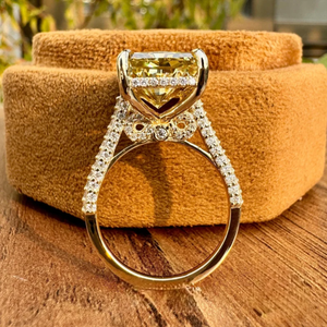 Anillo de Diamante Amarillo de Corte Radiante Cultivado en Laboratorio, con Halo de Diamantes Ocultos y Piedras Laterales Brillantes, en Oro Amarillo de Lujo - Product Image 5