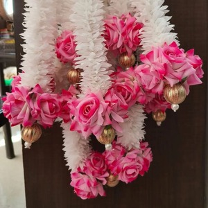 Guirlande de fleurs artificielles faites à la main pour décoration de mariage indien, avec jasmin blanc, mogra, rose rose et perles dorées, pour festivals - Product Image 4
