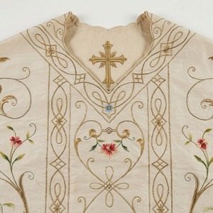 เสื้อกั๊กใส่ในโบสถ์แบบปักด้วยมือสำหรับผู้ใหญ่และชายเสื้อลายดอกไม้เถาวัลย์ออกแบบได้ตามต้องการ - Product Image 5