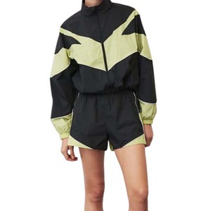 ชุดวอร์มกันลมสองชิ้นแบบมีฮู้ดและกางเกงขาสั้นสำหรับผู้หญิง  ผ้าไนลอน  ลายบล็อกสี  พร้อมโลโก้ - Product Image 6