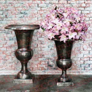 Grand Vase d'Urne de Sol Décoratif Noir de Couleur Antique, Pièce Maîtresse de Designer Moderne pour Mariage, Arrangement de Fleurs de Rose Rouge - Product Image 2