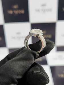 Anillo de compromiso de lujo de plata 925 con rodio y moissanita en racimo, corte radiante, para mujer, regalo para fiesta - Product Image 1