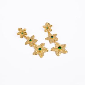 Boucles d'oreilles tendance en quartz émeraude, triple étoile de mer, boucles d'oreilles à clous pour femmes, fabrication artisanale, laiton plaqué or - Product Image 4