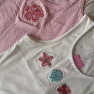 Top de tirantes con diseño de flores bordadas con cuentas para conjuntos de playa, elegante top de tirantes con bordado de cuentas para un look de fiesta. - Product Image 1