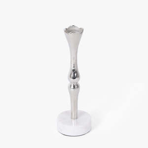 Ensemble de deux porte-bougies en aluminium argenté avec base en marbre blanc, élégants supports métalliques pour bougies pour table à manger - Product Image 3