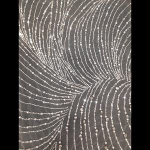 Écusson élégant brodé à la main avec cristaux blancs brillants avec un motif luxueusement conçu - Product Image 1