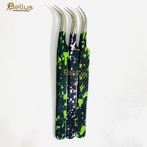 Pince à cils courbée écologique Bellus International en acier inoxydable noir et or, pointe lisse, étui magnétique pour cils et sourcils - Product Image 6