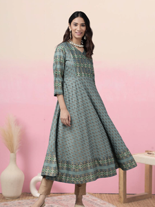 Vente en gros de Kurta Anarkali en rayonne à imprimé floral vert et bleu, tenue traditionnelle décontractée d'été pour femmes - Product Image 3