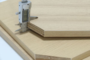 דיקט מצופה מלמין בעיצוב שיש, ידידותי לסביבה, בגודל 1220x2440x18 מ\\\"מ, עם ציפוי עץ ליבנה מודרני, לסלון, מלון או מחסן. - Product Image 4