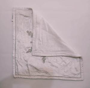 Fundas de cojín con estampado floral que aportan una sensación fresca y natural a cualquier habitación, combinando tonos pastel suaves con patrones botánicos para crear una atmósfera tranquila. - Product Image 2
