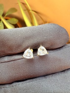 Pendientes de tuerca de moissanita de 1.00 quilates con corte trillón, chapados en oro y rodio con plata 925, para compromiso, regalo encantador para mujer, para fiesta - Product Image 5