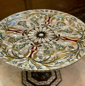 Mesa auxiliar redonda con un audaz patrón óptico en blanco y negro y patas minimalistas tipo horquilla, disponible a precios de mayorista. - Product Image 4