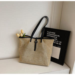 Logra un look refinado sin esfuerzo con este hermoso bolso de hilo natural, con tejido artesanal y detalles en cuero. - Product Image 4