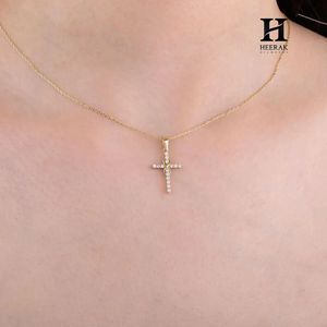 Delicado Colgante de Cruz de Oro con Diamante Cultivado en Laboratorio, Joyería Minimalista para Uso Diario - Product Image 1