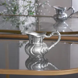 Carafe à crème vintage en métal avec poignée ornée, vaisselle décorative pour la cuisine et la salle à manger - Product Image 3